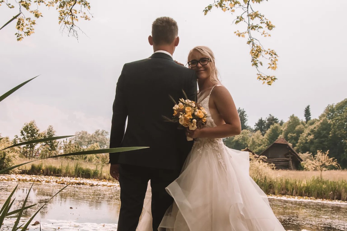 Poročni fotograf Moravče – poročni par na travniku